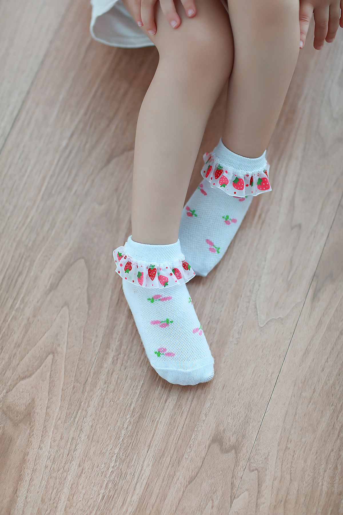 中國童模服裝拍攝可愛女童模襪子網(wǎng)店拍攝